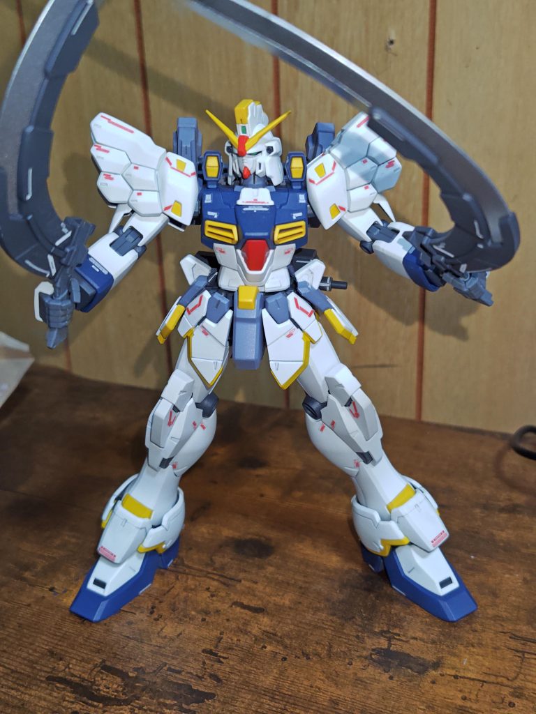 ショーテル構えて。シールドが干渉してたので、同時装備ができないのは残念だったな。説明書のポージング紹介にもなかったので恐らく不能だと思う。