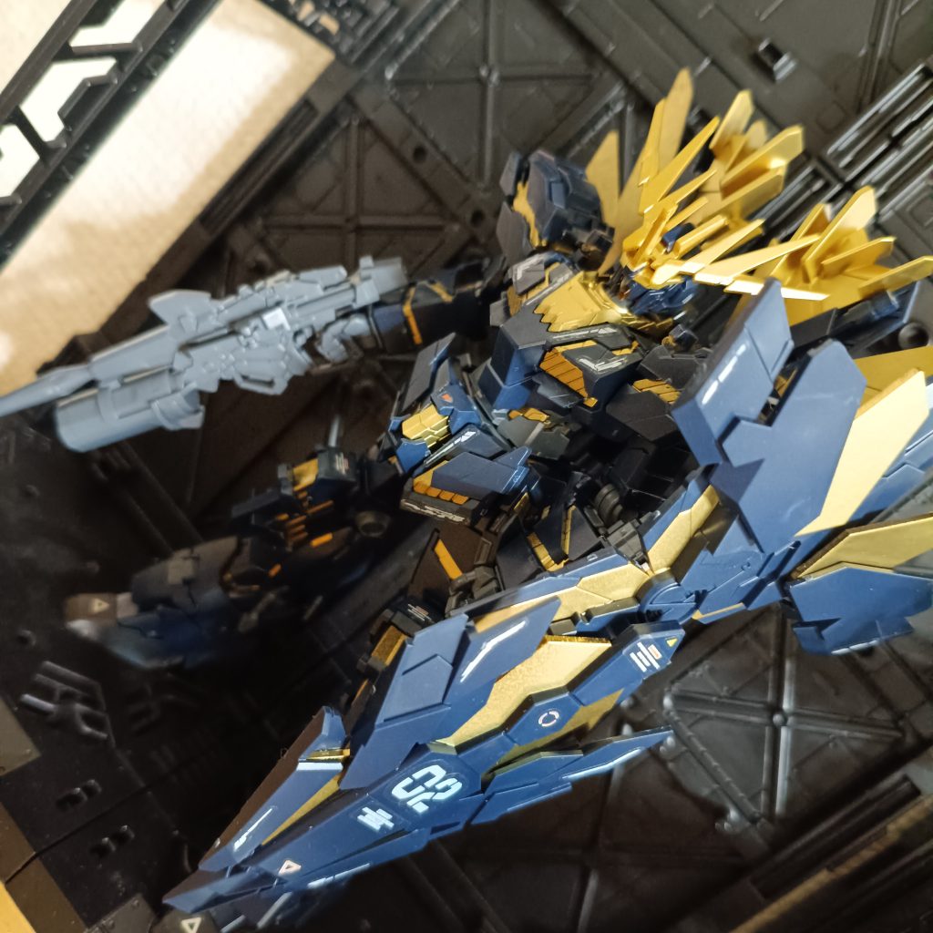 なんとなく斜めショット。暗めの紺色にゴールドってやっぱりカッコいい👏100均のステッカーも程よくパーツにフィットしてて良かった。 