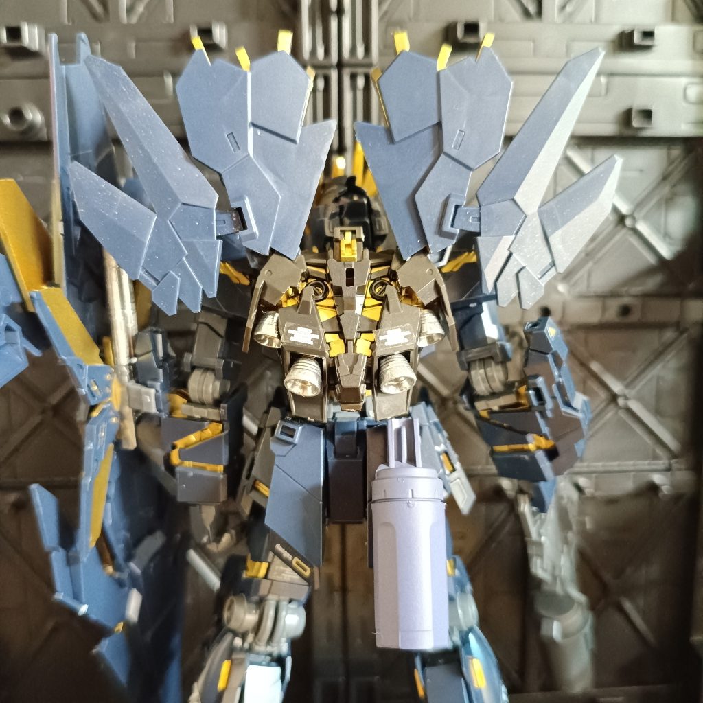 バックショットバーニアはガンダムマーカーのメッキシルバーで塗装しました。内側はメタリックレッドで塗り分けしようかと思ったけど断念💦