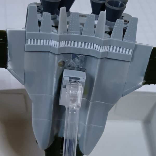 色々な立体物の写真を見ると、均等な大きさのものが8枚並んでいるようですが、デンドロに撃墜された時の画像では角度(作画？)の問題か不揃いに見える何か不揃いの方がカッコいい(8枚も同じものを量産できる腕がない)ので、劇中イメージで取り付けしかし、こんなところにどうやって生えているのかよくわからなかったので、適当なモールドで誤魔化しながら、強度重視でガッチリ固定、もう少し突起でも付ければ何とかなるかも？台座との接続を考えてなかったため、ホチキスの針を無理やり底面を削って埋め込み、３ミリ軸に磁石を仕込んだものとくっつくようにしましたが、台座をもっとカッコいいものにしたく、100均を物色中駄目ならアクションベースのままか（2枚目）