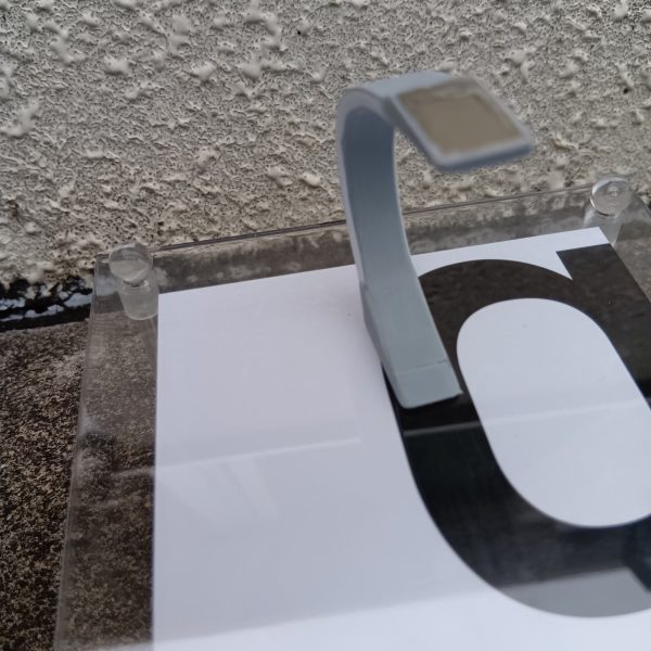 色々探したが、資金がないため、100均のフォトフレームにプラ版から作成した棒？を取り付けて作ってみました磁石を仕込み、アクリルとは磁石で挟んでいるだけなので、いくらでも変更可能もう少し小さい台座にしたいところ（2枚目）