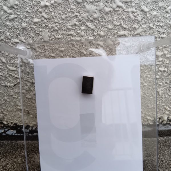 色々探したが、資金がないため、100均のフォトフレームにプラ版から作成した棒？を取り付けて作ってみました磁石を仕込み、アクリルとは磁石で挟んでいるだけなので、いくらでも変更可能もう少し小さい台座にしたいところ（3枚目）