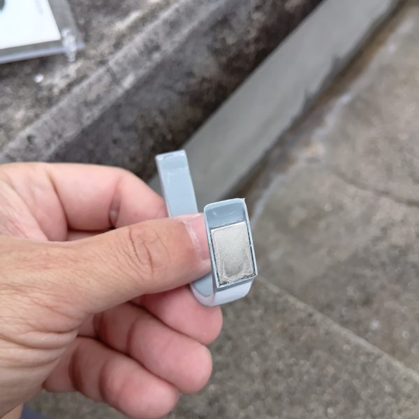 色々探したが、資金がないため、100均のフォトフレームにプラ版から作成した棒？を取り付けて作ってみました磁石を仕込み、アクリルとは磁石で挟んでいるだけなので、いくらでも変更可能もう少し小さい台座にしたいところ（4枚目）