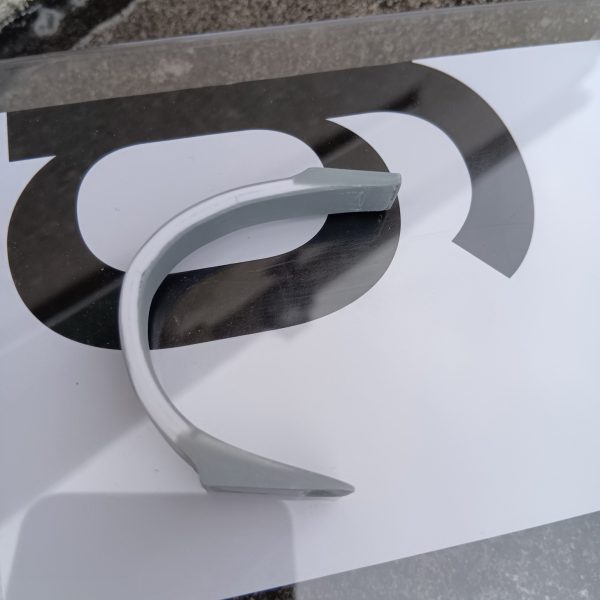 色々探したが、資金がないため、100均のフォトフレームにプラ版から作成した棒？を取り付けて作ってみました磁石を仕込み、アクリルとは磁石で挟んでいるだけなので、いくらでも変更可能もう少し小さい台座にしたいところ（5枚目）