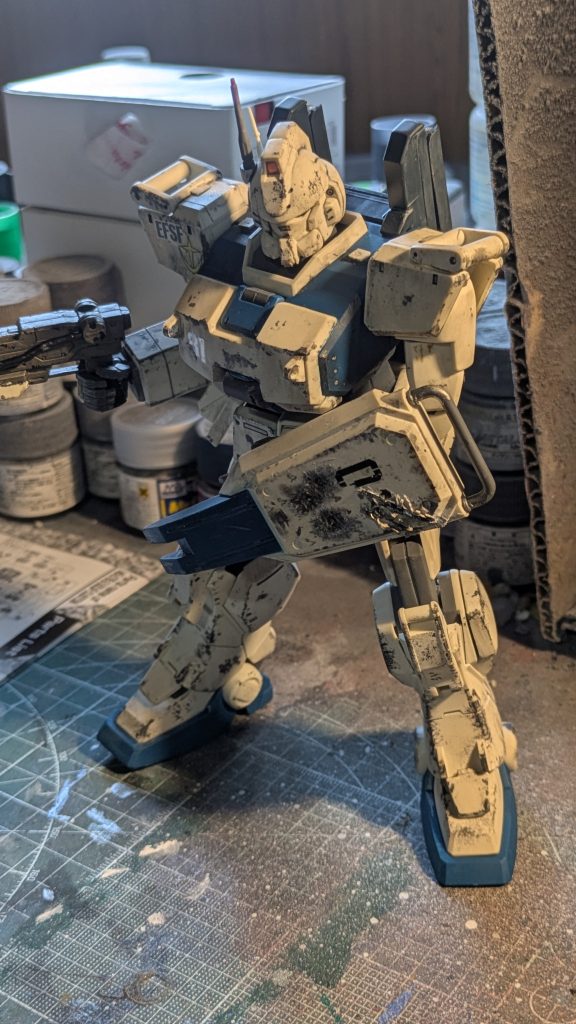 簡単に、製作内容チッピングは、下地につや消しクリアー吹いてスポンジと、極細面相筆でTAMIYAのセミグロスブラック使用ホワイトのウェザリングカラーと、ブラックのウェザリングカラーでウォッシングシールドのダメージ表現は、ヒートサーベル跡は、デザインナイフをライターで熱して、成形調整ランナーを削って削りカスをシールドに接着し、シールド装甲の捲れを表現。弾痕跡は、リューターで中心を丸く削り、周りをデザインナイフで放射状にけずり、TAMIYAウェザリングマスターのススを塗り表現。シールドダメージは、全てクロームシルバーで筆塗り、上から、セミグロスブラックで部分的に筆塗り。某中古SHOPで、安く購入しましたが、開封してビックリ🫨ビスは無いし、デカールないし、挙句の果て左肩間接パーツは、ランナーから切り取ってあって無いし、百均で、お湯まるを買ってきて、右肩パーツを使ってレジンで複製しました。😅大変手間がかかりましたが、いい勉強になり、思い入れのあるキットになりました。これからは、中古SHOPで購入する際気を付けないとと、いい教訓にもなりました。