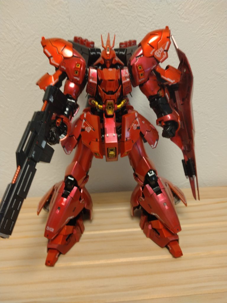 黒サフ→シルバー→クリアレッド白サフ→ゴールド→クリアレッドで赤を塗り分けました。水性ホビーカラーです。