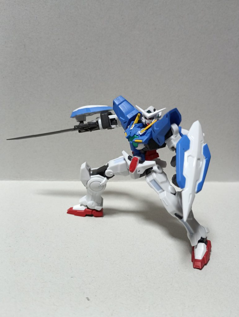 メイン画像にもしていますが、GNソードを装備させて!!GNソードは元から塗装がされていて、とても見栄えが良くなっています!!