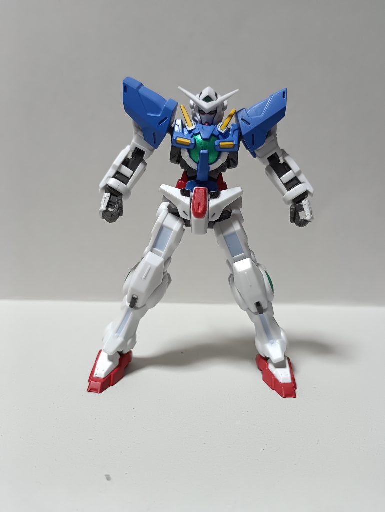 全体的に足りない色を、部分塗装で補っています!主に胸部、頭部を部分塗装しています!そして墨入れをして、つや消しトップコートでフィニッシュです!!プロポーションは、エクシアにしては、たくましい感じになっていると思います!ですが、これはこれでかっこいいですね!!