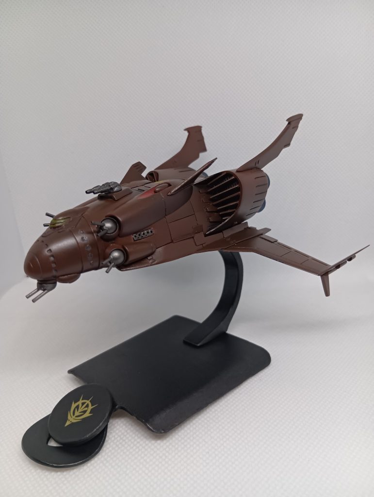 ミサイル発射口が別パーツなので、切り分けて、四門の２連装メガ粒子砲？の基部に流用前側をエポパテで整形して上に、後側はそのまま下に、船体はエポパテとプラ版、プラパイプ等で整形主翼はプラ版で延長垂直尾翼？はプラ版でサンドして形を変更エンガワと下部もプラ版等で、カタパルトが作りたかったのですが、技術も時間も足りずオミット