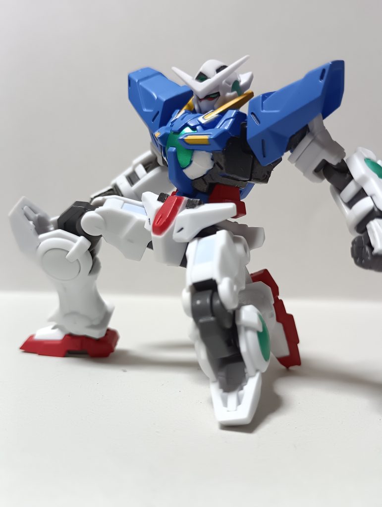 稼働範囲も広くて、余裕で膝立ちも出来ちゃいます!!でも、このエクシアは、個体差か所々間接が緩いところがあったので、瞬間接着剤でボールジョイントのところを少し太らせています!!