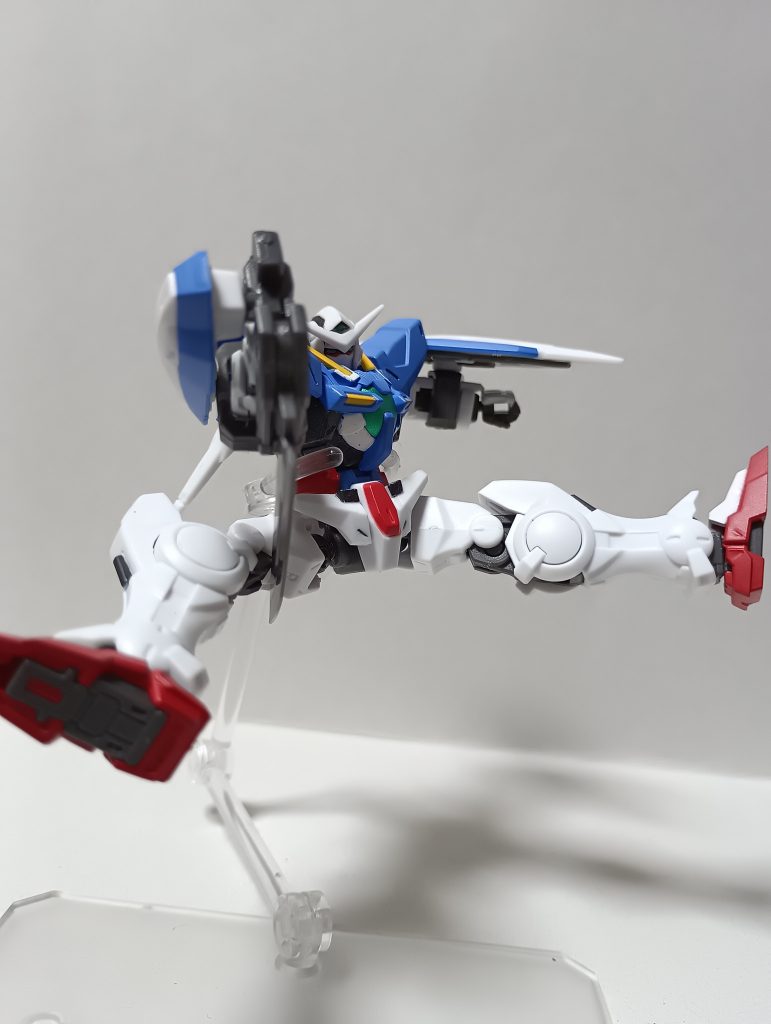 このポーズは、躍動感があって個人的にとても気に入っています!!つま先の裏にも黒いパーツがあって、足裏の見栄えが良いのもカプセルアクションシリーズの魅力だと思います!!