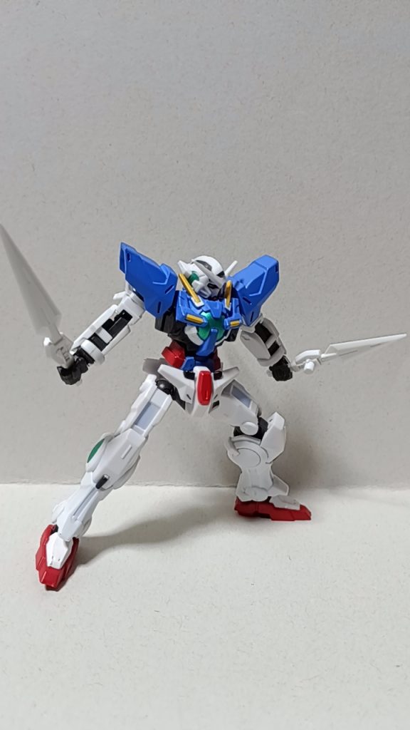 では、武器を持たせてポージングをしていきます!!この武器は単色だったのですが、塗装をサボっています…笑