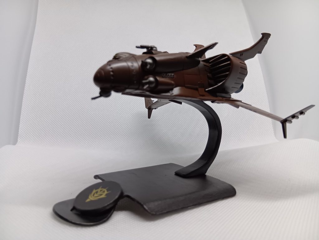 一番試行錯誤した台座100均のおろし金をベースに丸い磁石、プラ版から作った棒を取り付け最後にターナーのアイアンペイント黒皮色？を塗りましたこの色は筆目を付けるように塗り、乾いたら綿棒等で擦ると何でも金属調になりますデカールはガンダムデカールからジオンマークのみ、シーマがジオンマーク付けるか？と思いましたが、一つくらいいいかなと