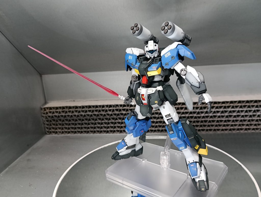 ビームサーベルを構えて