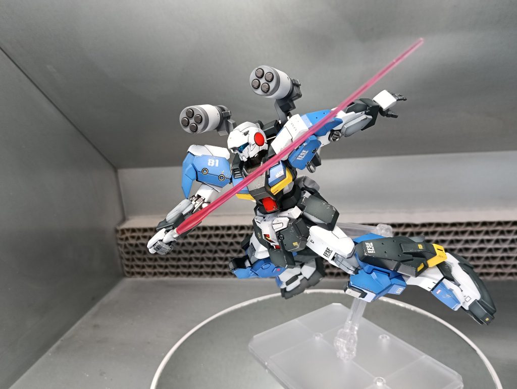 サーベルを構えて切りかかるジーライン！