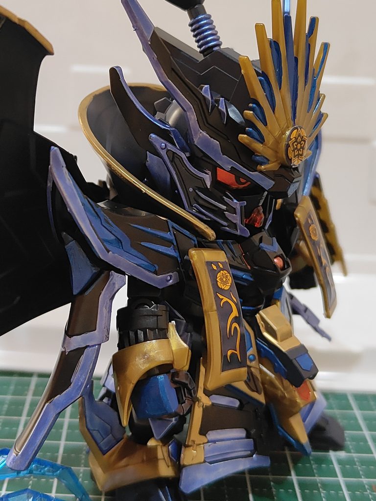 まずはマスク無しで。これだけでも十分に重厚感があります。