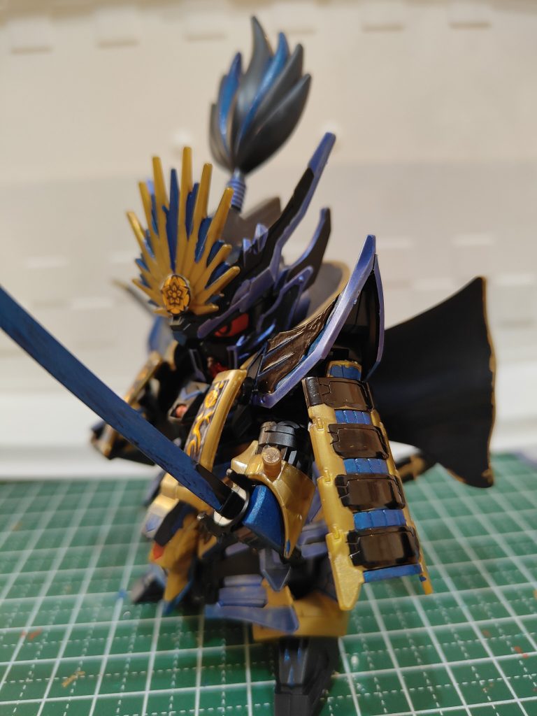 目と肩アーマーのみシールを使い、それ以外をガンダムマーカーブラック、メタブルー、メタバイオレット、ゴールドでダーク感を増しました。