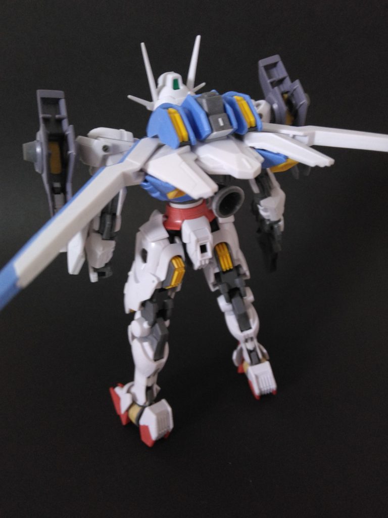 エスカッシャンは組み換えてフライトユニットにしてみました。肩に付いているのはルブリスのバックパックから拝借しています。これらを考えるのに一番時間がかかりました。ミキシングとかのアイデアが出る方は凄いな～と感心します。