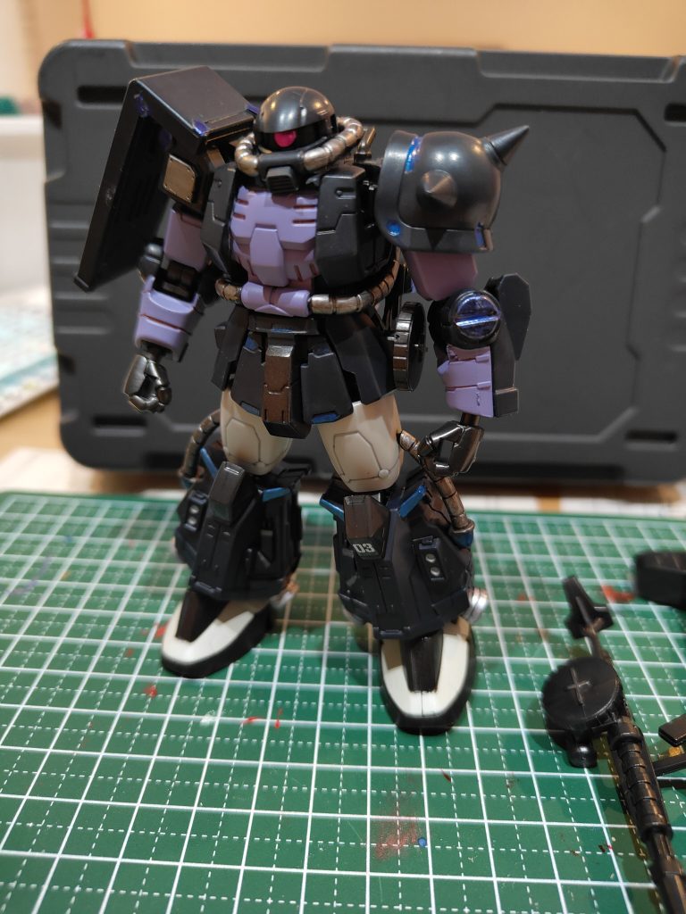 墨入れはグレー。部分的にメタブルー、メタバイオレット、ガンメタ、ダクトはシルバーで色付け