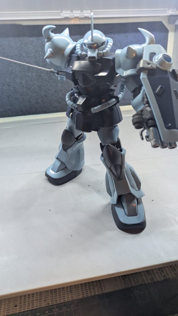 三連ガトリング、ヒートソードは、マスキングして、塗り分け。