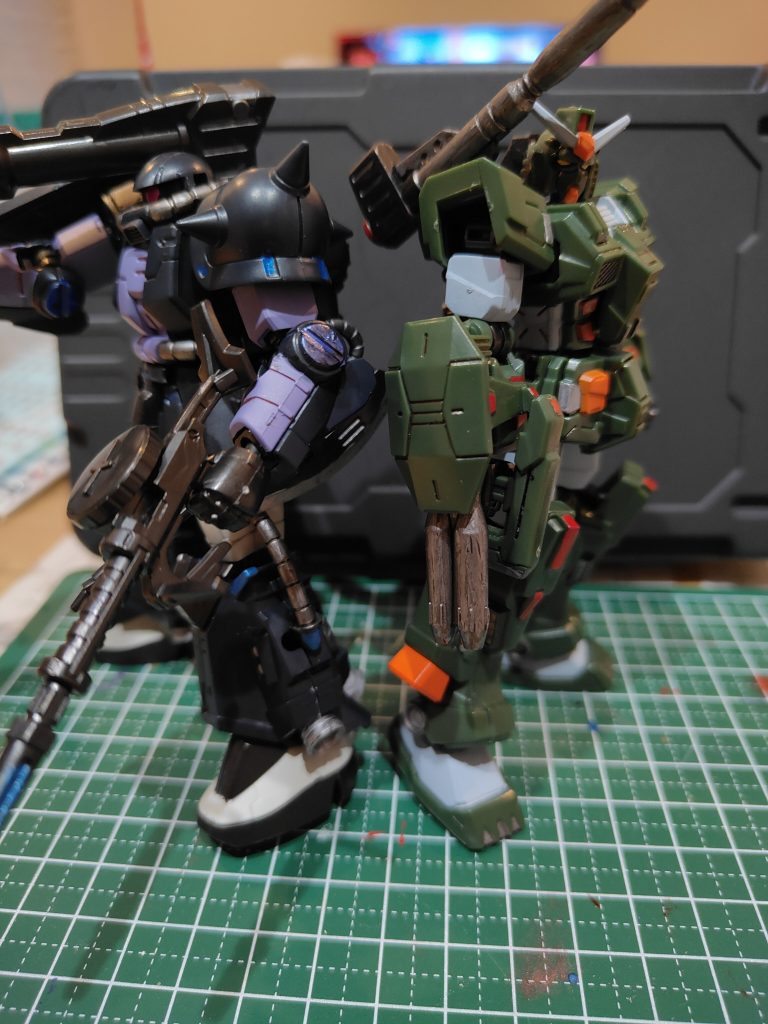 どちらも重厚感があり、ザクもガンダムに引けを取らない存在感のあるGフレームでした。どこの売り場もザクだけ無くなっているので手に入って良かったです。(ホントは3体欲しかった…)