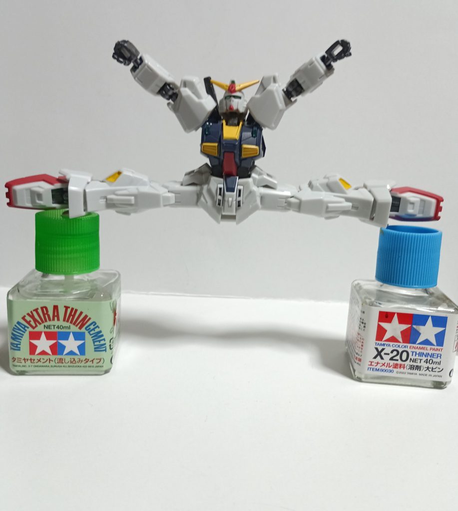 こんな感じで、180度開脚出来ちゃいます！！もはやここまで開脚出来るとは、感動しますね…(zaku-kao6)