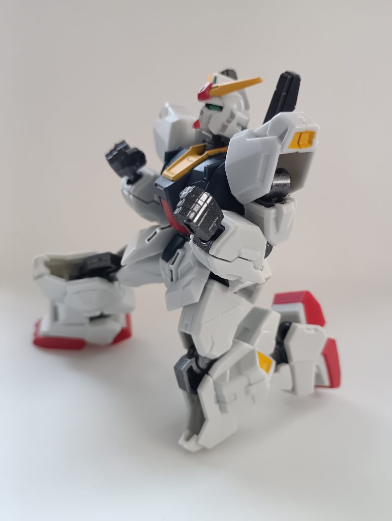 肘、膝も優秀で、綺麗に膝立ちさせることが出来ます！！肘も一軸ながら、ここまで曲がります！！どうですか？可動、凄くないですか？でも、少し弱点があるとすれば、肩がものすごくポロリします…これが動かしてると結構ストレスで…でも、食玩でここまで可動するフィギュアにケチつけるのも、良くないかましれませんね。そんなこんなありましたが、ポージング集、行ってみましょう！！