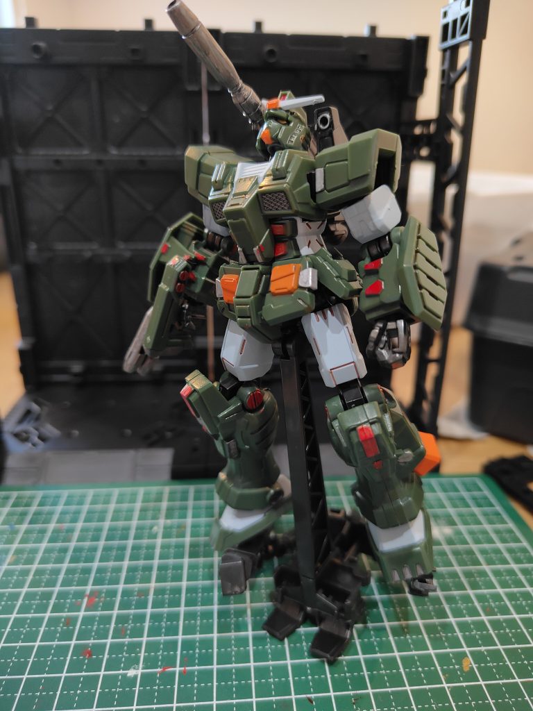 墨入れはブラウン。部分をレッド、ガンメタ、シルバーを使用。