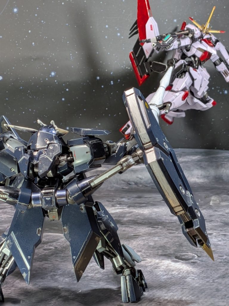 アピールショット5枚目の加工なしバージョンシールドプライヤーユニットは固いので、保持力は抜群でもそのせいで、バランスが取りづらいんよね(gundam-kao9)