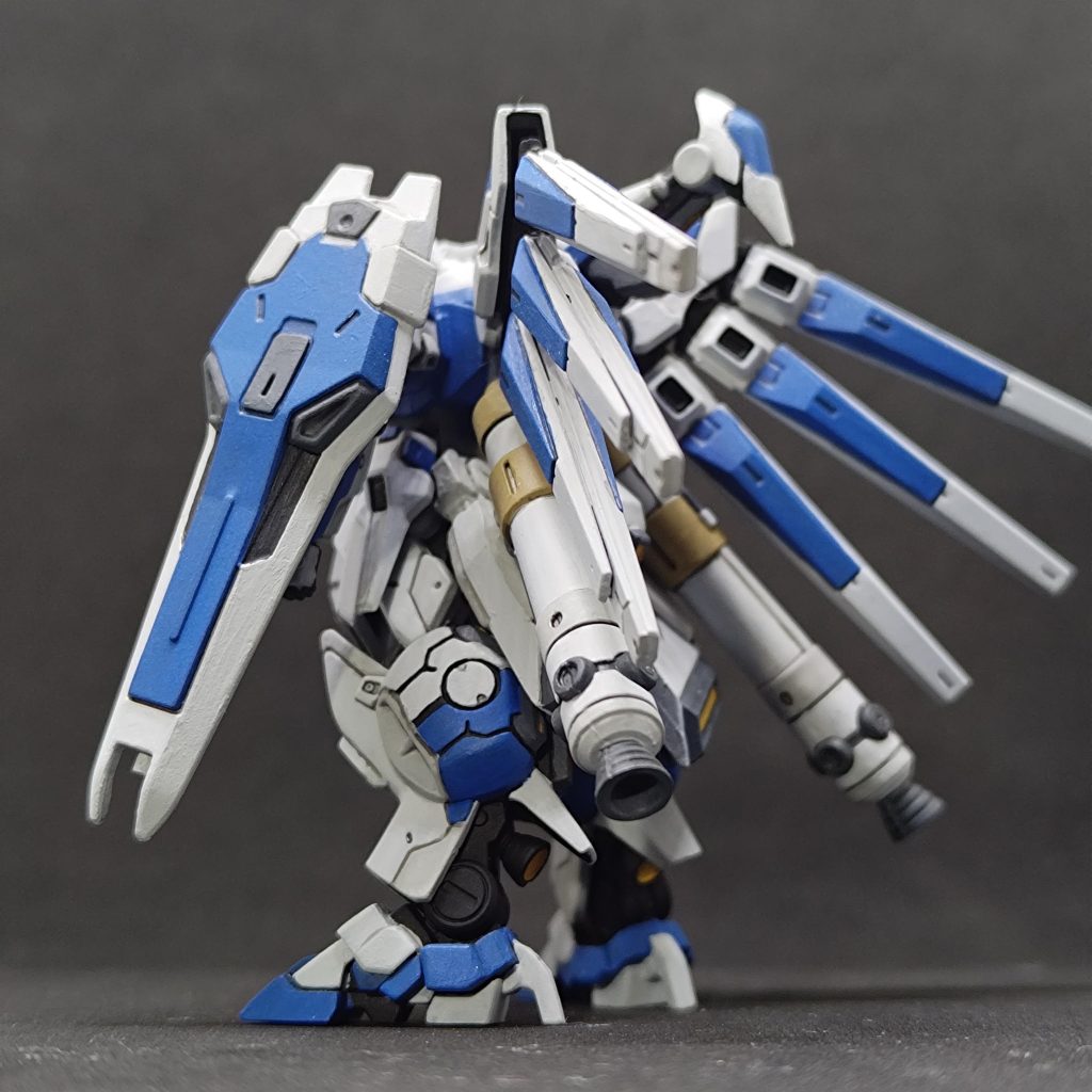 バックショットふくらはぎの塗り分けをミスってます。白と青が逆ですね。それにしても良い物量。ただ個人的にフィン・ファンネルは左右対称じゃないほうがかっこいいと思います。非対称だからこその美ですね。対象にしちゃうと普通なんですよね。