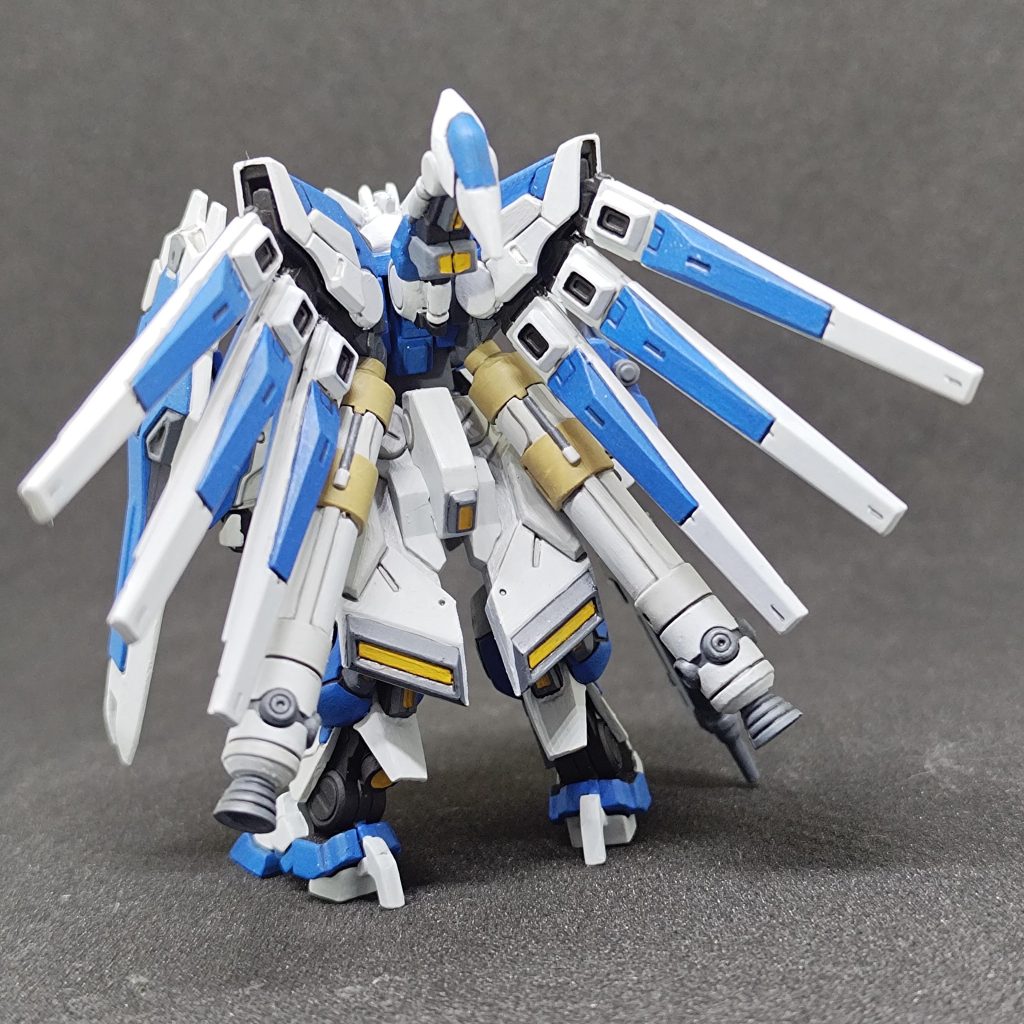 ファンネルの塗り分けはけっこう大変でした。筆塗りなのでまっすぐと塗るのはまあまあ大変です。個人的にはHi-νより普通のνのほうが好きなので次の第6弾に期待です。