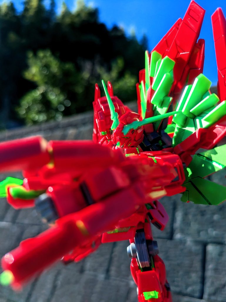 攻撃！赤くて目が痛くなりそう…