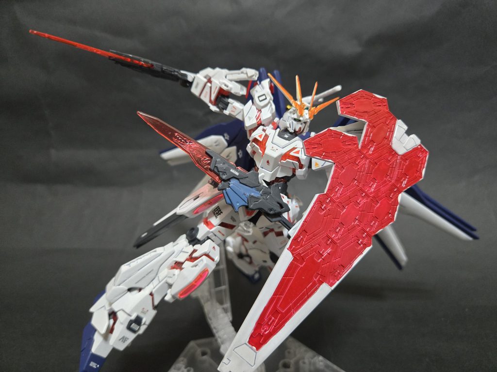 サイコフェザーシールドEGのグラスフェザーの片方をそのままシールドに転用しました。