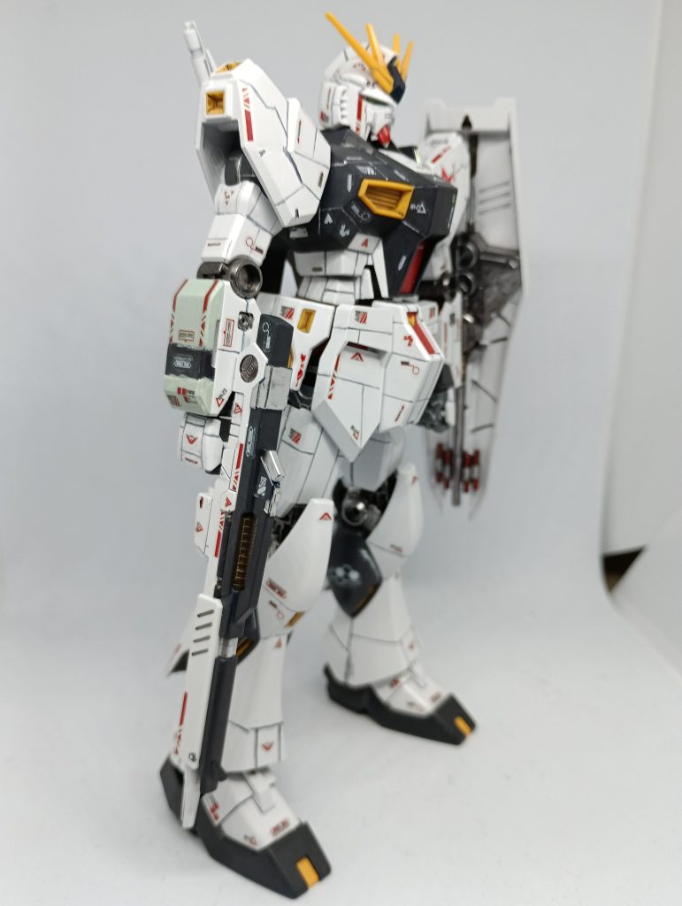 腰スカートが横にでかく感じますが、見る角度では丁度いい…のか？