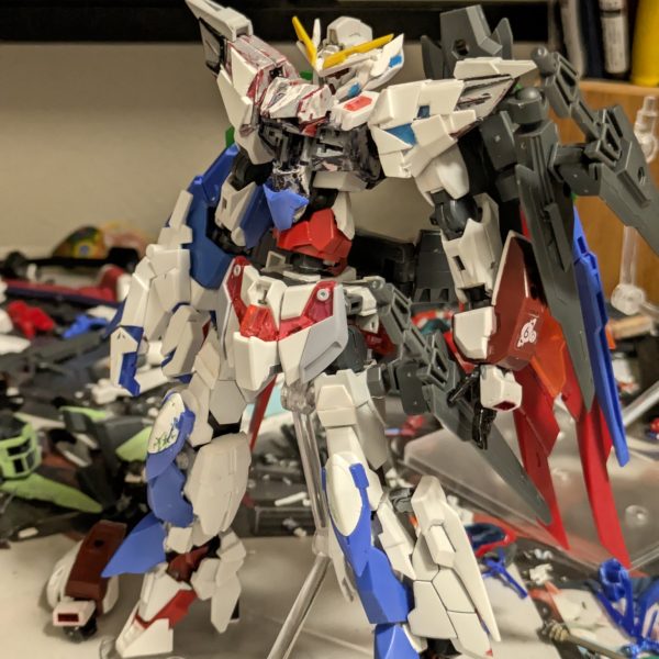 過去に報告したやつの第2段目、正直終わりが見えつつあるコンセプトが定まらず迷走しつつつある一二枚目、肩マントみたいに試してみたりナラティブの軸使ってストライカーや他武装などを装備できるようにしたり、結局やめたりで、やー大変年1投稿なのが、過程を撮れてないのは本当に許して() 今回は時間を掛けすぎて間接がヘタってきたので補強も兼ねて改修を加えたのです、正直これが山場みたいなところあるクアンタの赤い奴を良さげな受軸とボールジョイントをつけて胴体側にそれ用に別の受をつける、これでヘニャヘニャで剃り帰らなくなるまたゆっくりと投稿していく、またその時はよろしくお願いします(2枚目)