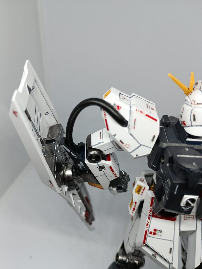 スジ彫りミスった部分を広げて動力供給パイプに(ここがリペア部分)