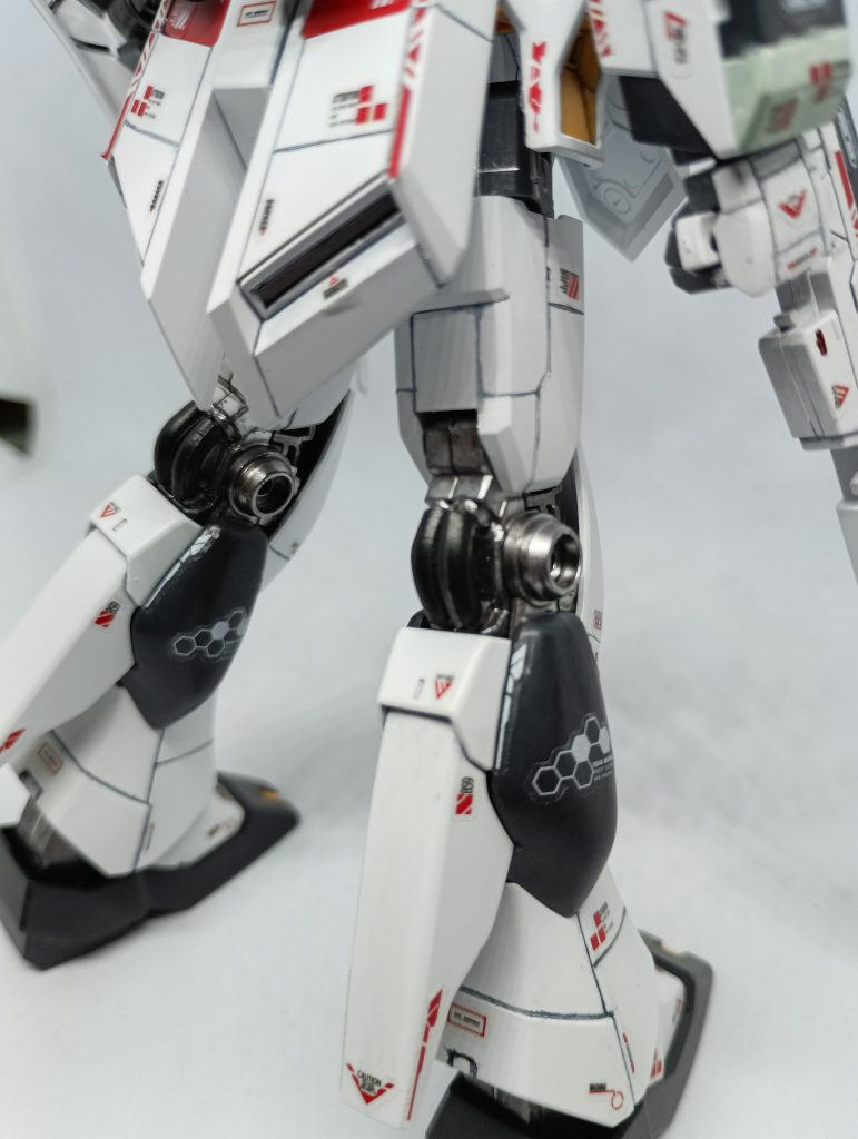 膝関節部のパイプ部分は古いコードをとにかくねじ込んでみました！