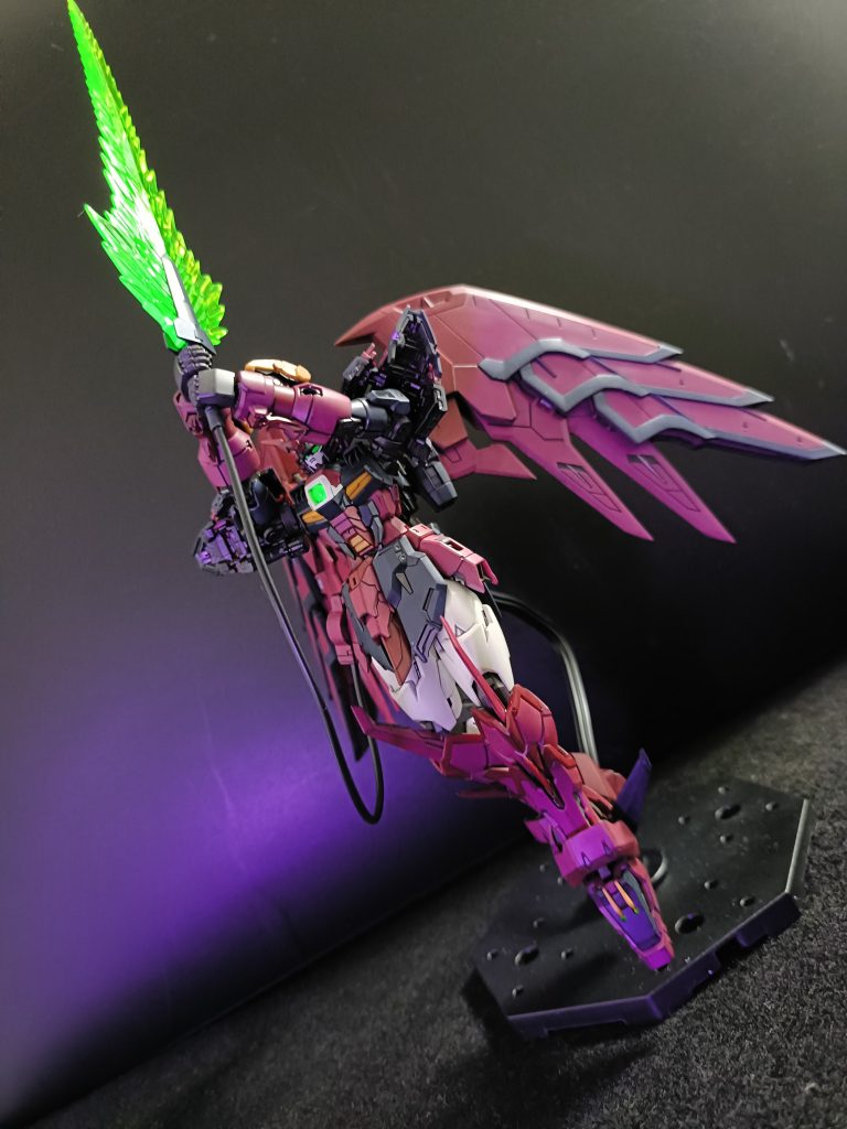 ブラックライトでクリアパーツが光ります