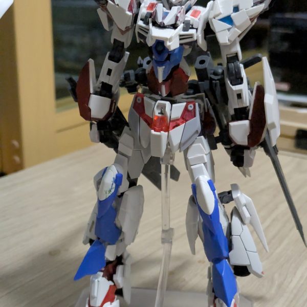 過去に報告したやつの第2段目、正直終わりが見えつつあるコンセプトが定まらず迷走しつつつある一二枚目、肩マントみたいに試してみたりナラティブの軸使ってストライカーや他武装などを装備できるようにしたり、結局やめたりで、やー大変年1投稿なのが、過程を撮れてないのは本当に許して() 今回は時間を掛けすぎて間接がヘタってきたので補強も兼ねて改修を加えたのです、正直これが山場みたいなところあるクアンタの赤い奴を良さげな受軸とボールジョイントをつけて胴体側にそれ用に別の受をつける、これでヘニャヘニャで剃り帰らなくなるまたゆっくりと投稿していく、またその時はよろしくお願いします(3枚目)