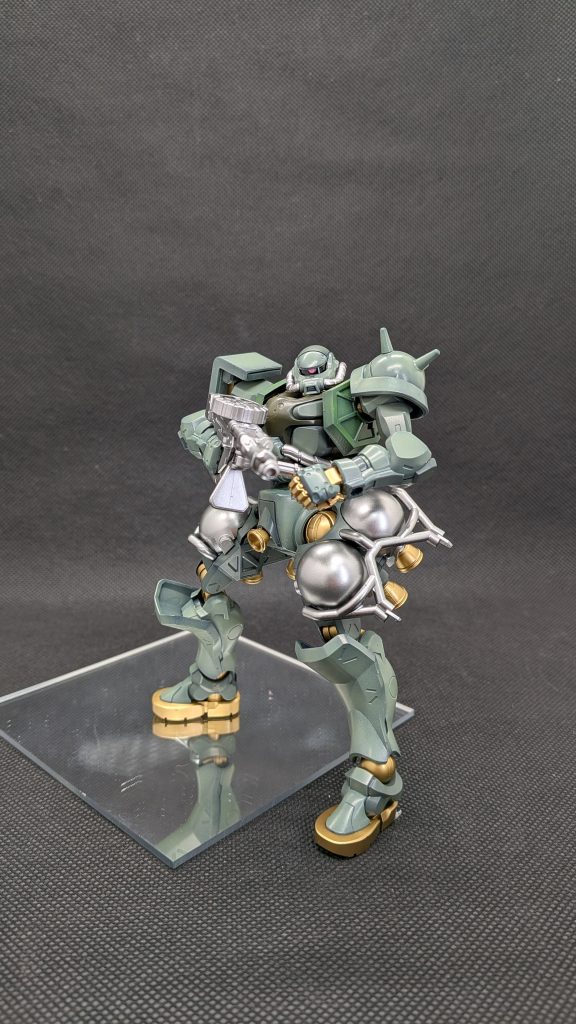 タンクやらパイプやらのせいで可動域がかなり狭いですね。ポーズつけての自立はかなり困難だと思いました。