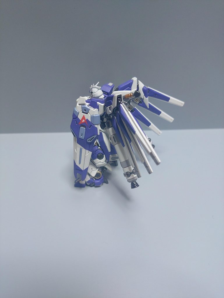 盾もRG参考。フィン・ファンネルはビームが発生する箇所は別パーツってイメージで、スジボリを追加し板状にグレーに塗装。