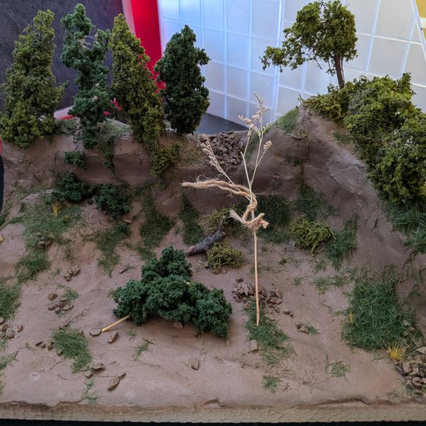 キャンディー塗装から一転して、初挑戦その2はガンダムEXのジオラマ作成に挑戦します。老眼もあるので、なるべく1/100スケールが良いんですが、今年元旦に某ショップでガンダムくじなる物に挑戦し、当たったガンダムEXです😁始めは、「なんだ、この気持ち悪いガンダムは…😨」って印象でしたが、YouTube等で短編を見てからの印象が変わり、「このジオンの敵、いいじゃん、悪者ガンダム作ろう😁」に心境が変わりました。どんな作品になるかな〜と楽しみながらの作成です。ガンダムEXに登場するザクが購入出来ず、子供に破壊された旧キットのザクを今回は使用します。ガンダムEXはセールカラーでトーンダウンまで塗装済。YouTubeでジオラマ制作動画を見て、こんな感じにしてみました。後はザク、ガンダムをウェザリング等を行って配置するだけ😁なるべく悪いガンダムになるように配置していきたいと思ってます。 (6枚目)