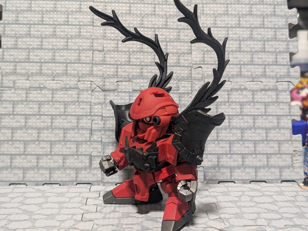 呂布シナンジュの紫クリアエフェクトパーツを黒く塗って,顔の横に取り付けることができるように調整しました。