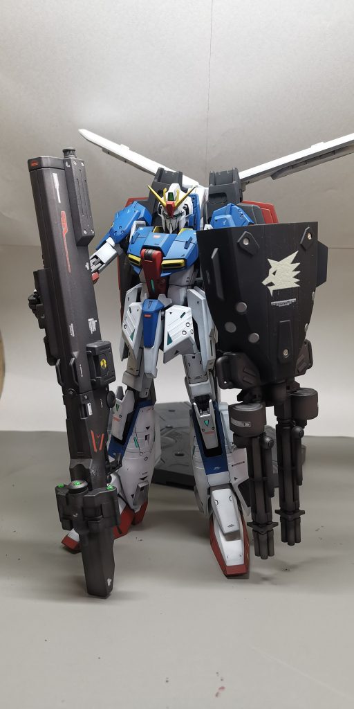 もとのイエローもいいけど、やっぱりヒロイックなトリコロールが良く似合う。プロポーションなどはそのままで、スジ彫りと軽いディティールアップをし、マイナスモールドは一部メタルパーツを使用しています。