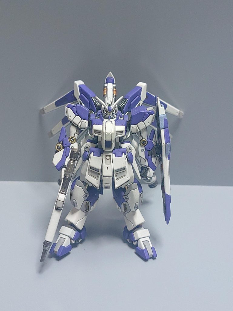 顔はアンテナが板状だったんで細長く。黒い部分は針で塗りました。金色の配色はRG参考。特に膝あたりは掘ったりスジボリ追加で結構形が変わった。