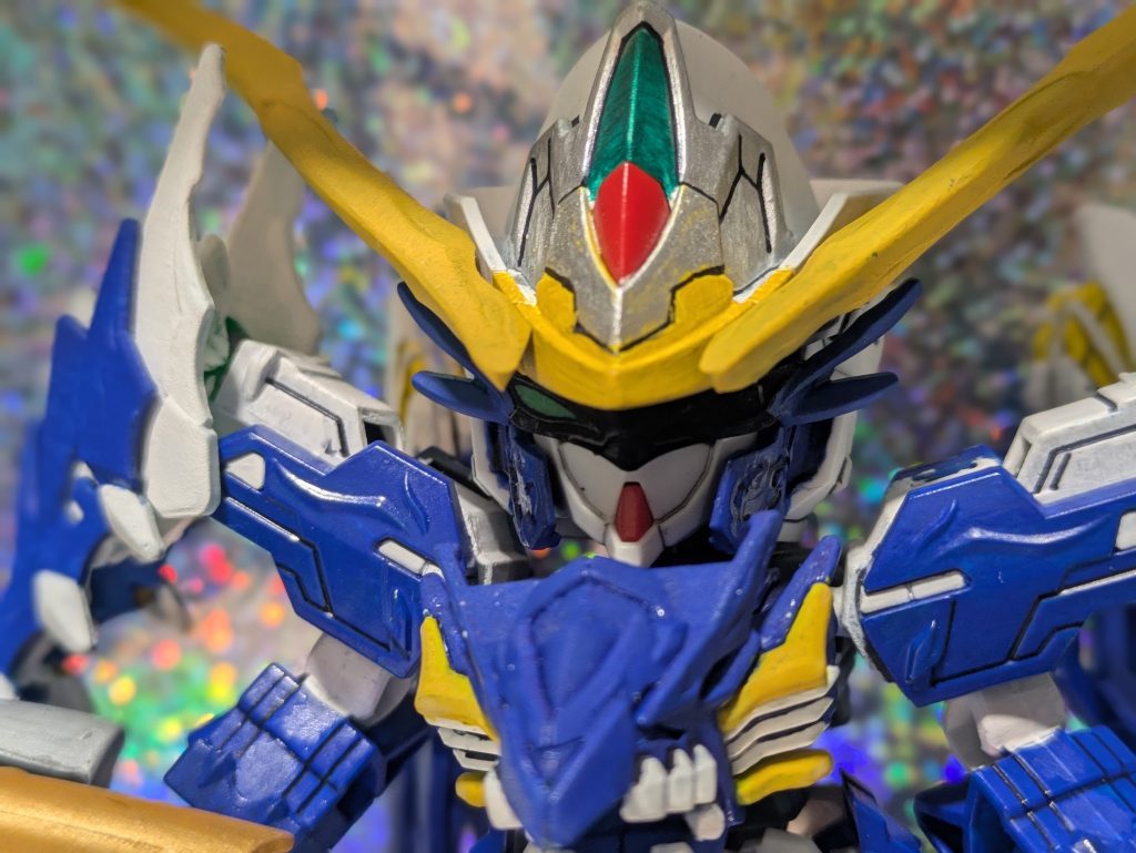 顔をアップで。モノアイを丸型ジュエルシールにすることも考えましたが,表情的に微妙でしたので,マスクの目を生かしました。三国創傑伝のAGE2が好きで,主人公の素体にも採用。顔以外はこの変身のために,龍賢劉備ユニコーンを多用してます。