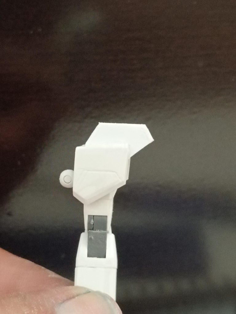 プラ板を使って肩の部分も追加しました