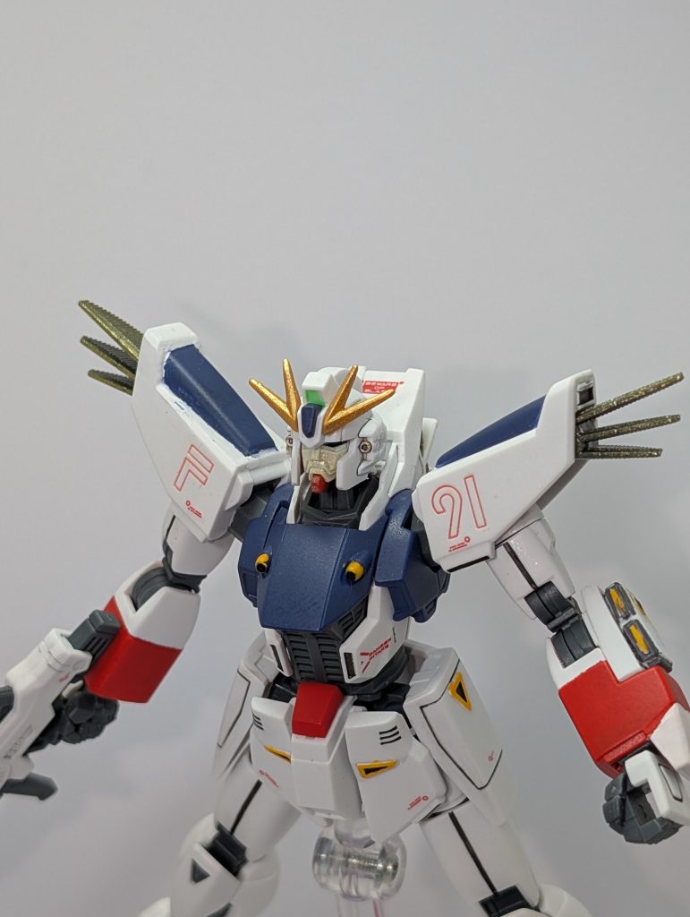 MEPE発動時の顔と放熱フィンには、シャインシルバーひと吹き、クリアイエローをひと吹き。ひと手間だけでそれっぽいかな?と。 今回は、映画のその後、貴族主義打倒の為にベラ・ロナに戻ったセシリーに協力するにあたって、シーブックもまたレジスタンスに加わった時から偽名を名乗ったのではないかな?と思い、キンケドゥ・ナウ機としました。カラーリングはクロスボーンガンダムX1に似せた感じにしています(gundam-kao6)