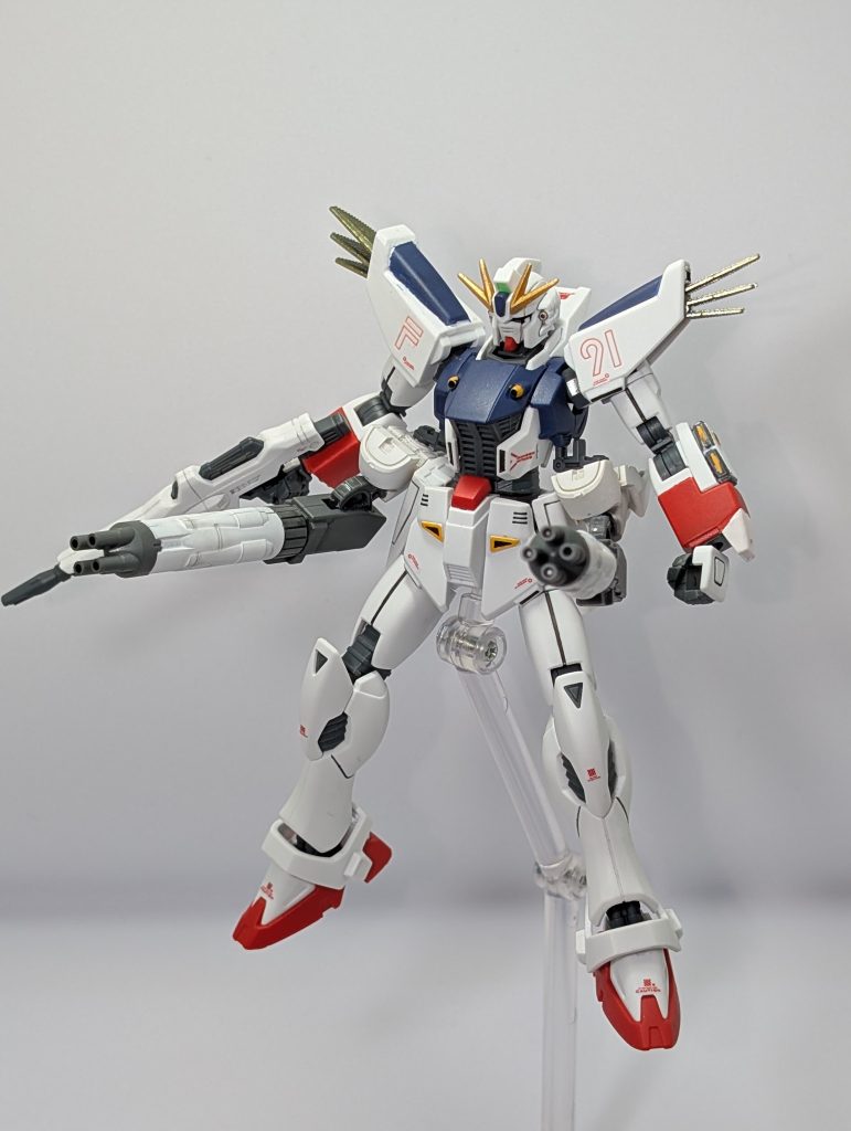 脇から前に構えて撃てます