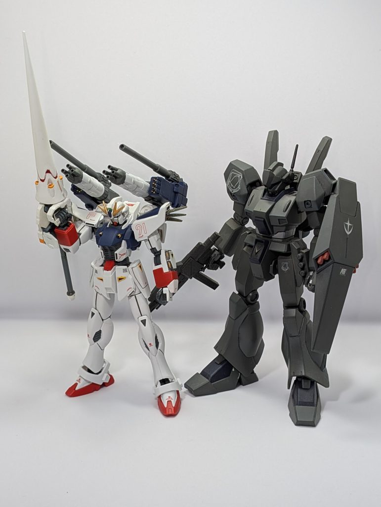 ジェガンとの対比。やっぱり小さくて難儀でした。それでもHGなので作りもディテールもしっかりしてるので、余計に…ジェガンは友人から、私が素組みで放置していたキットをリペイントしてもらったものです。その塗装技術が羨ましい…(gundam-kao9)